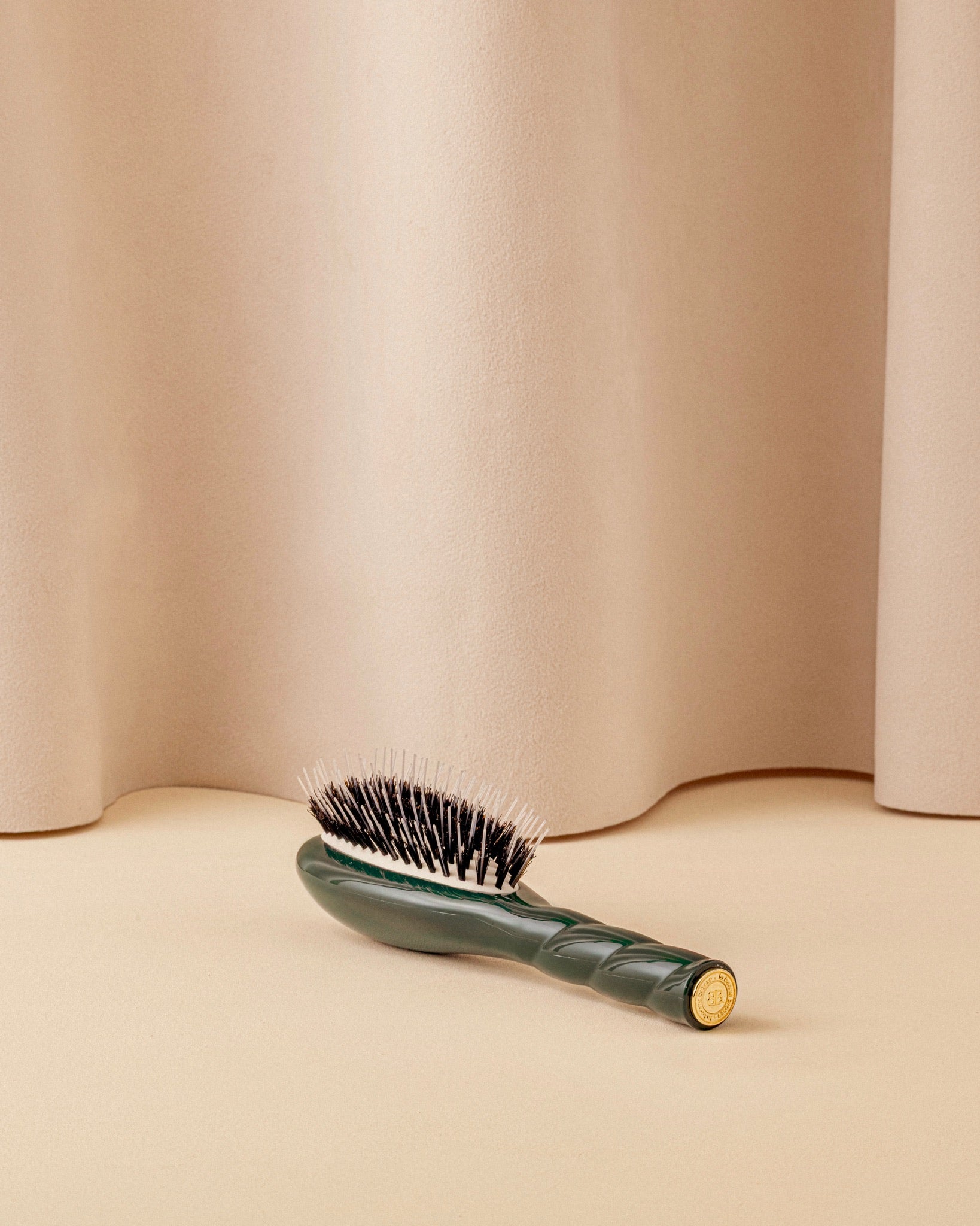N.02 La Petite Brosse Démêlante & Soin l'Indispensable Vert Emeraude