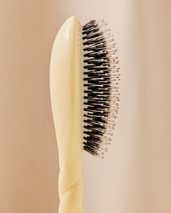 N.03 La Brosse Cuir Chevelu Sensible l'Indispensable Douceur Ivoire Cair